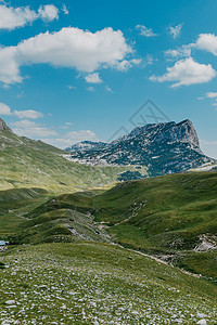 日出时的山谷 自然的夏季景观 山峰绿色自然风光 绿山景观远足冒险岩石风景蓝色地球生态荒野爬坡公园图片