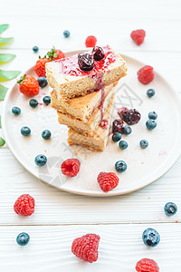 蓝莓切片方蛋糕经典芝士蛋糕的切片 白色盘子里有新鲜果子 健康的有机夏季甜点面团饮食食物糕点糖果午餐香草饼干小吃篮子背景