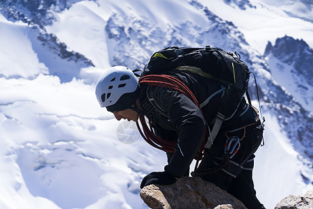 人类正在徒步旅行 在美丽的山上攀登男人绳索高山运动齿轮登山旅游头盔冒险滑雪者图片