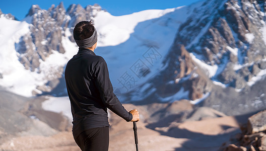 穿梭于雪山上的旅行者们正在漫步工具山脉踪迹游客运动员顶峰远足探险家大本营训练图片