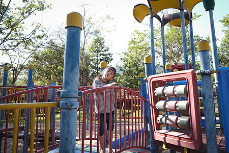 活跃的小女孩在公园的室外操场上跑步 快乐的小女孩在儿童游乐场上玩得很开心 玩耍是童年的学习运动院子享受幸福娱乐兄弟教育朋友们孩子图片