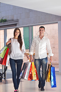 购物中快乐的年轻夫妇顾客闲暇乐趣妻子女孩男人市场家庭成人销售图片