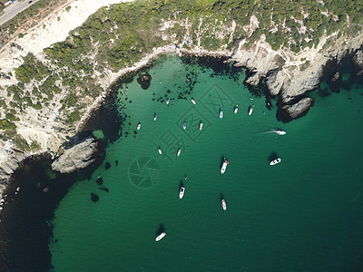 海景空中全景与水晶般清澈的蔚蓝大海和岩石海岸 在岩石背景下的美丽泻湖中的游艇 夏季旅行和度假的理想目的地的概念海洋波浪天空丘陵树图片