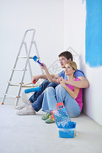 在新家画完画后 快乐的年轻共唱财产乐趣幸福成人喜悦工作家庭房间友谊刷子图片