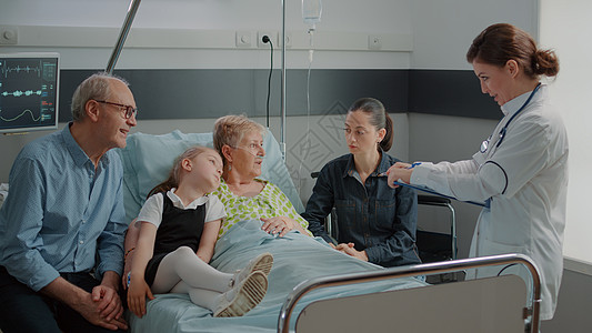 生病的祖母和家人跟医生谈医保问题高清图片