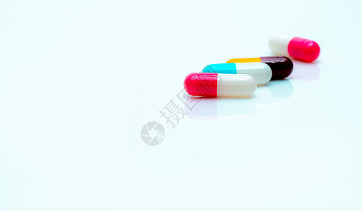 在白色背景的多色抗生素胶囊药片 选择性地关注粉色和白色胶囊药丸 抗生素耐药性 处方药 医药行业 抗菌药物图片