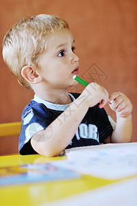 玩可爱的小孩游戏 玩得开心绘画青年教育班级男生学习铅笔童年操场学校图片