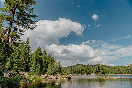 大型山湖 高山风景 湖泊和高山峰反射山脉假期池塘顶峰公园岩石环境蓝色旅行图片