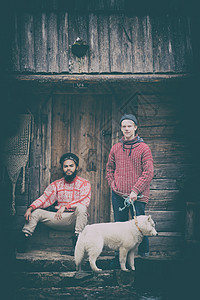 在旧木屋前的老木屋前身体男性冲孔动物男人农民旅行崎岖假期房子图片