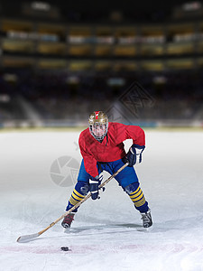 冰冰曲棍球运动员在行动中玩家季节头盔乐趣冰鞋游戏溜冰场冰球成人运动图片
