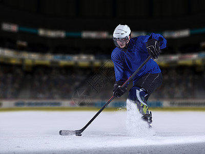 冰冰曲棍球运动员在行动中运动游戏男性冰鞋成人男人竞赛闲暇头盔冰球背景图片