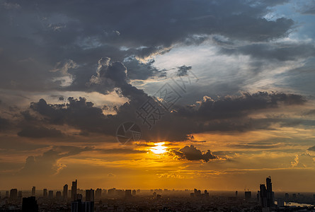 曼谷大都市的橙色和蓝色天空有云彩 在日出或日落的景象中闪烁着美丽的全景市中心住宅摩天大楼建筑物首都环境城市建筑学旅行场景图片