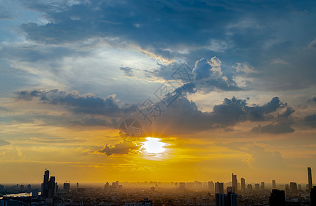 曼谷大都市的橙色和蓝色天空有云彩 在日出或日落的景象中闪烁着美丽的全景建筑首都城市地标住宅市中心建筑物环境戏剧性基础设施图片