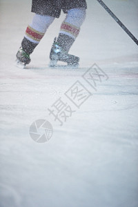 冰冰曲棍球运动员在行动中竞赛玩家游戏男人乐趣溜冰场男性闲暇滑冰团队图片