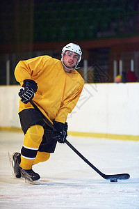 冰冰曲棍球运动员在行动中滑冰冰球运动游戏溜冰场成人男人乐趣竞赛玩家图片