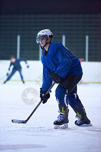 冰冰曲棍球运动员在行动中游戏冰球滑冰运动头盔成人玩家季节竞赛冰鞋图片
