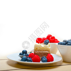 新鲜草莓和蓝莓蛋糕覆盆子装饰美食甜点水果盘子乡村红色食物浆果图片