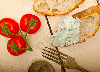 新鲜蓝乳酪酱面法国面包产品小吃乡村奶制品美食羊乳熟食美味红色木板图片