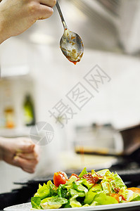 厨师准备用餐烹饪工作服务沙拉美食厨房盘子酒店食物蔬菜图片