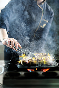 厨师准备用餐木板食物女士厨房食谱工作服务美食成人营养图片