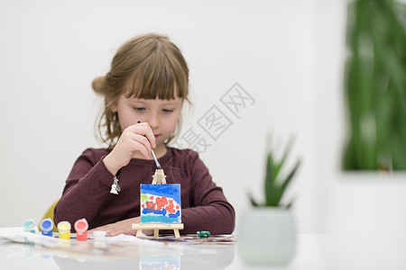 小女孩在画布上绘画女孩孩子们教育艺术乐趣工艺画家明信片玩具学校图片