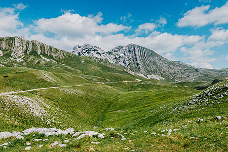 日出时的山谷 自然的夏季景观 山峰绿色自然风光 绿山景观岩石首脑旅行爬坡踪迹天气顶峰风景高山草地图片