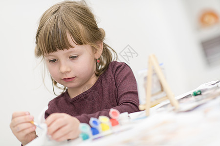 小女孩在画布上绘画工艺班级工作室艺术水彩学校幼儿园童年乐趣家庭作业图片