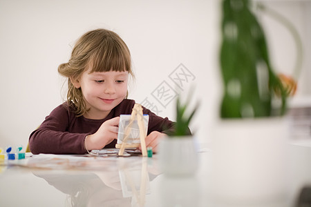 小女孩在画布上绘画班级孩子们刷子画架工艺女孩礼物学习艺术家画家图片