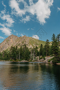 大型山湖 高山风景 湖泊和高山峰旅行反射池塘蓝色假期山脉顶峰旅游岩石天空图片