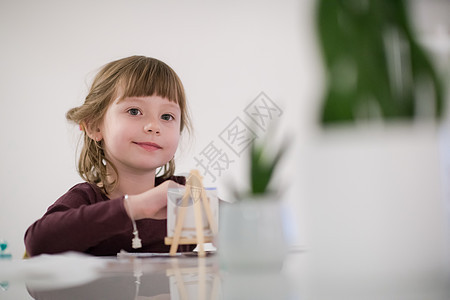 小女孩在画布上绘画女孩帆布幼儿园刷子童年孩子们玩具画笔学校油漆图片