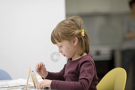 小女孩在画布上绘画乐趣刷子工作室油漆玩具学校水彩艺术家庭作业女孩图片