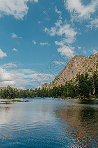 大型山湖 高山风景 湖泊和高山峰山脉环境公园森林顶峰蓝色反射旅行池塘假期图片