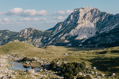 日出时的山谷 自然的夏季景观 山峰绿色自然风光 绿山景观地球风景草地踪迹爬坡生态太阳阳光远足全景图片