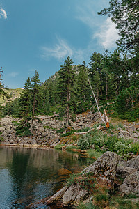 大型山湖 高山风景 湖泊和高山峰全景反射岩石森林蓝色池塘旅游环境假期天空图片