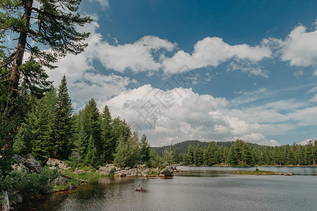大型山湖 高山风景 湖泊和高山峰天空公园森林旅游旅行反射蓝色全景池塘假期图片