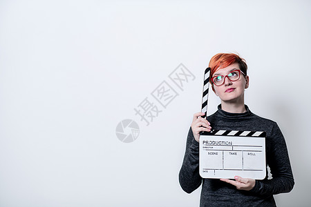 白色背景的白人妇女持有电影拍掌教育工作室电视粉笔生产摄影娱乐制片人运动木板图片