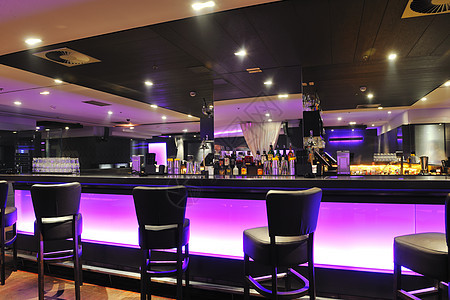现代酒吧俱乐部室内椅子酒精服务瓶子夜店食物民众咖啡店休息室酒店图片