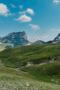 日出时的山谷 自然的夏季景观 山峰绿色自然风光 绿山景观旅行爬坡季节蓝色远足天空森林顶峰风景高山图片