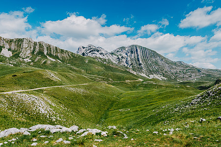 日出时的山谷 自然的夏季景观 山峰绿色自然风光 绿山景观薄雾假期公园踪迹天气天空全景爬坡道旅行蓝色图片