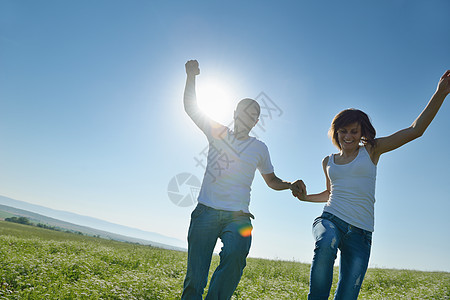 小麦田一对幸福情侣跑步成人蓝色天空喜悦家庭男人乐趣女孩朋友们图片