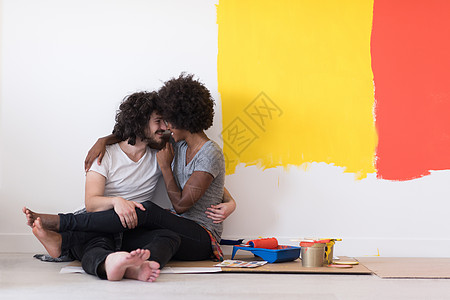 多种族年轻夫妇在绘画后放轻松房间成人家庭夫妻男人刷子友谊男性喜悦公寓图片
