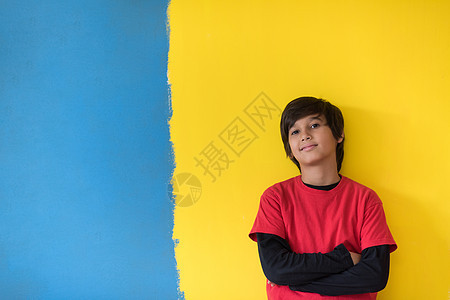 一个快乐的年轻男孩的肖像儿子工作室微笑皮肤青年喜悦衬衫孩子眼睛男生图片