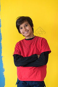 一个快乐的年轻男孩的肖像眼睛喜悦工作室衬衫青年孩子男生儿童幸福微笑图片