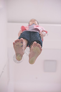 小男孩站在透明玻璃地板上的小男孩侦探窗户男生孩子们童年儿童白色脚步手指地面图片