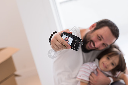 父亲和儿子父母享受相机孩子技术男生童年男性盒子房间图片