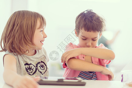 可爱的弟弟妹妹 在家玩得开心兄弟闲暇兄弟姐妹孩子们孩子女孩乐趣电脑快乐技术图片
