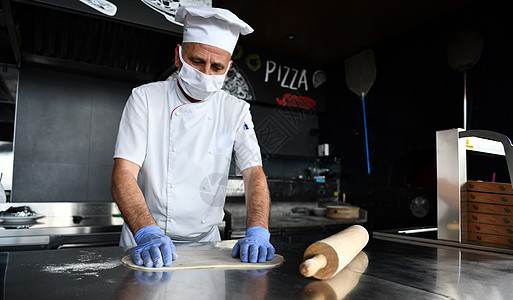 厨师用保护性冠状病毒面罩做披萨餐厅潮人男人烹饪石头手套美食食谱木头面具图片