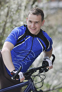 休息时的自行车手画像假期爱好运动服活动男性森林微笑冒险踪迹运动图片