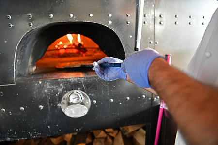 厨师用保护性冠状病毒面罩做披萨木头火炉厨房工作壁炉面具面包潮人石头面包师图片