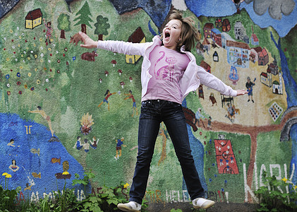 户外快乐的少女微笑绘画幸福享受乐趣行动孩子女性城市活力图片